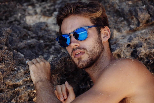 Clubmaster Blue solbriller med spejlglas og blå stel – moderne look og UV-beskyttelse