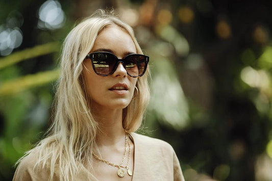 Wild Leopard solbriller med leopardmønstret stel og bruntonede glas – feminin og moderne solbeskyttelse