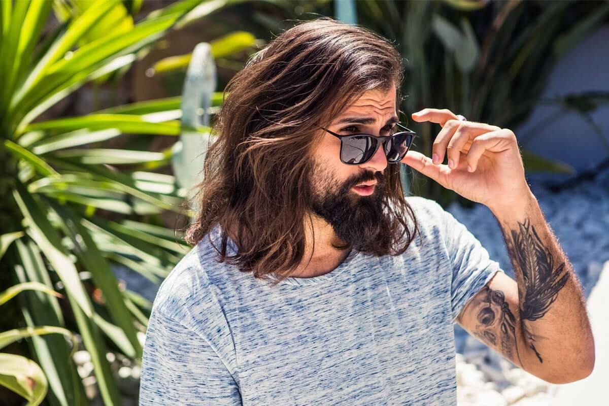 Wayfarer Modern Black – tidløs wayfarer-solbrille med sort let stel og mørke glas. 100% UV-beskyttelse og et cool, stilrent design!