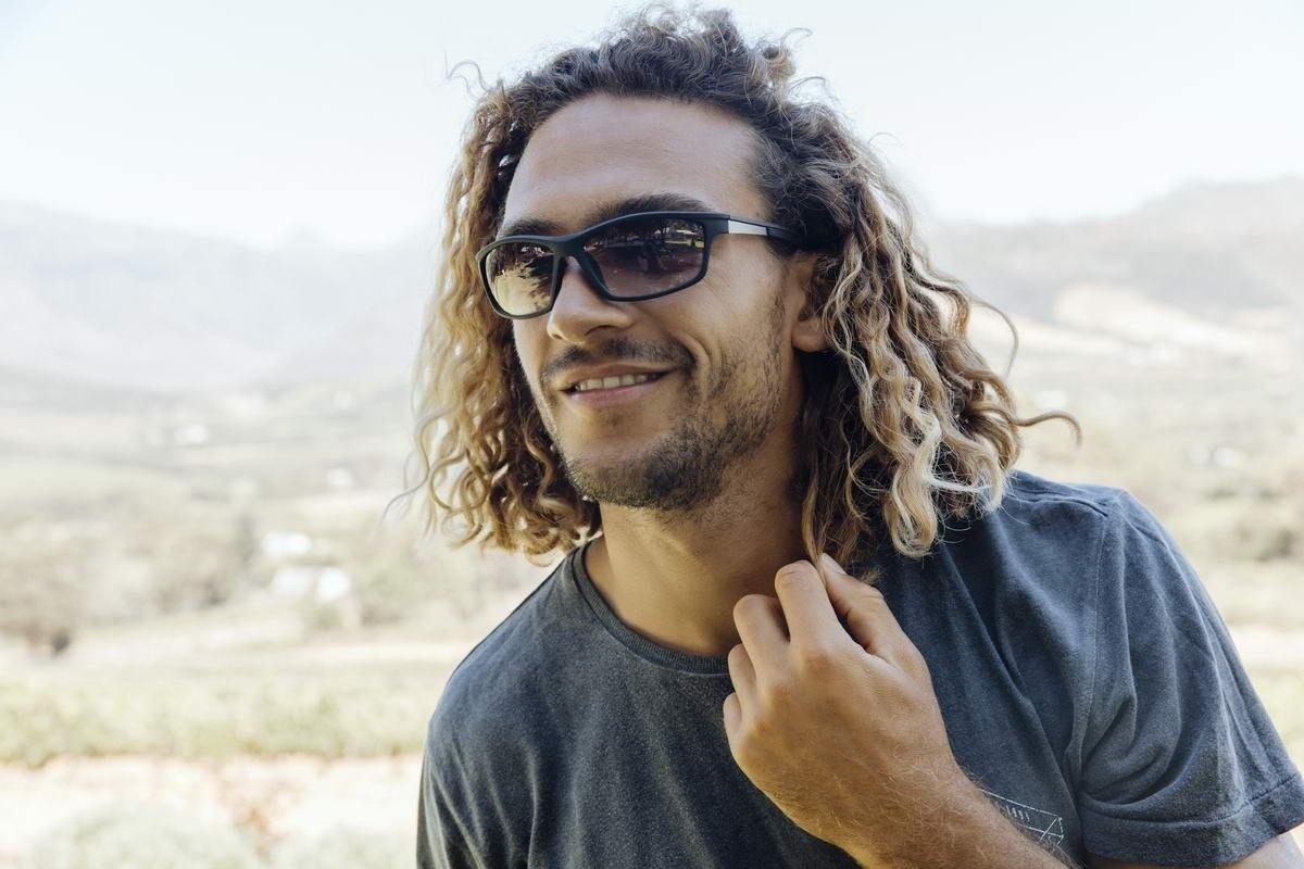 Wayfarer Sport Black – en sporty udgave af den klassiske wayfarer-solbrille. Perfekt til både aktiv livsstil og jakkesæt. 100% UV-beskyttelse! - SOLBRILLESALG