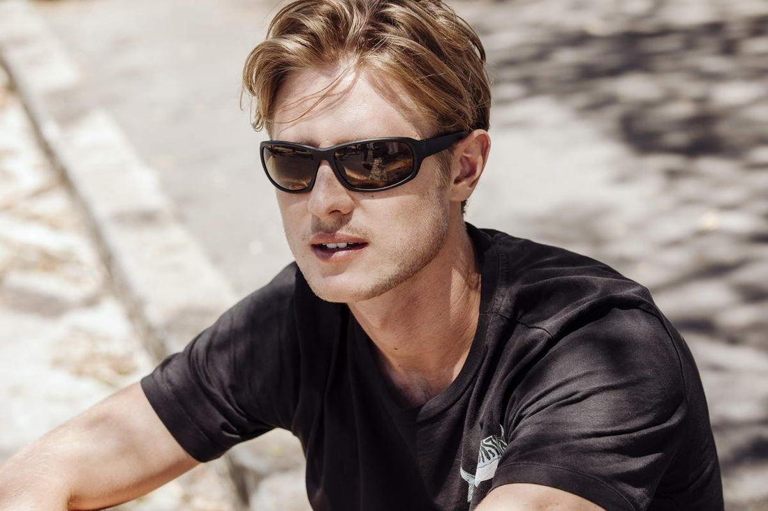 Wayfarer Sport Black solbriller med sort stel og mørke glas – stilfuldt og sporty valg med UV-beskyttelse