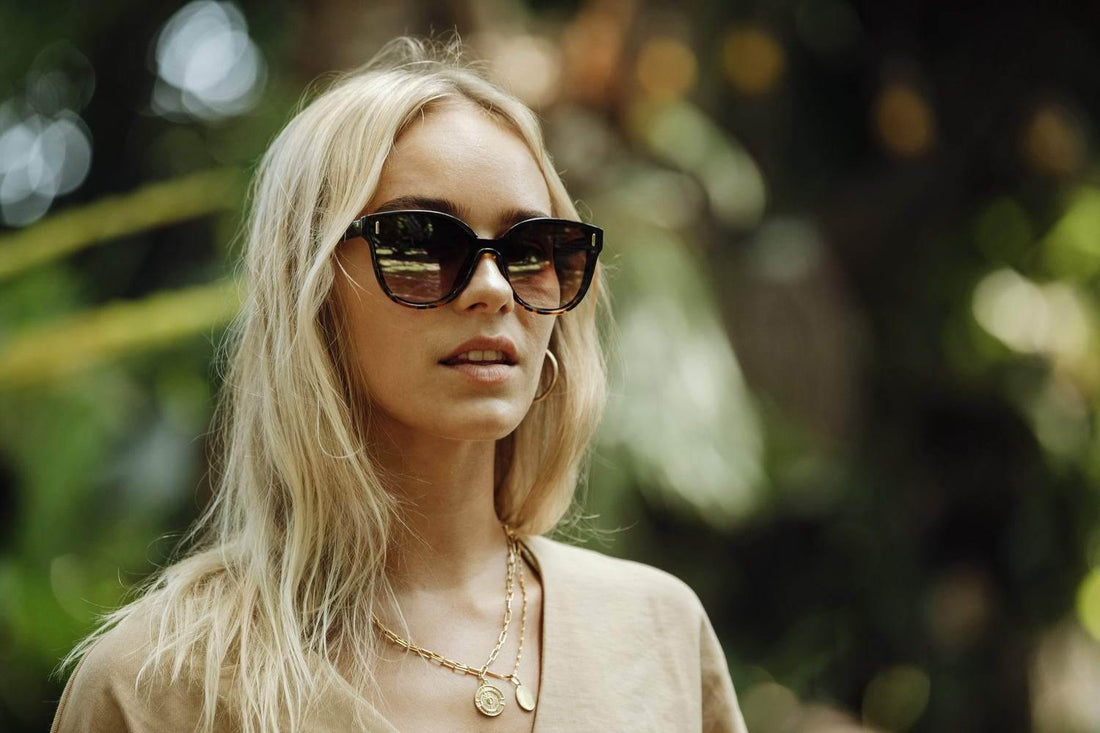 Wild Leopard solbriller med leopardmønstret stel og bruntonede glas – feminin og moderne solbeskyttelse